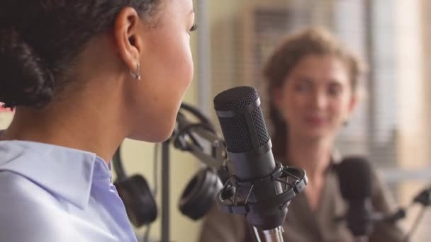 Fechar Médio Mulher Biracial Nova Que Fala Microfone Gravar Podcast — Vídeo de Stock
