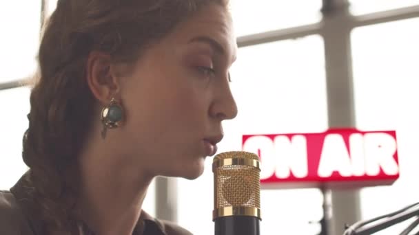 Medium Close Van Mooie Jonge Blanke Vrouw Spreken Microfoon Tijdens — Stockvideo