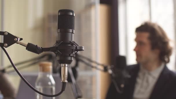 Jeune Homme Caucasien Parlant Microphone Assis Bureau Dans Studio Enregistrement — Video