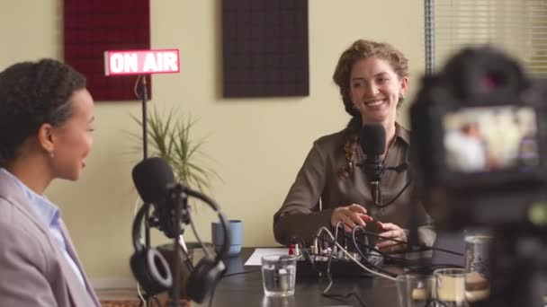 Duas Jovens Mulheres Diversas Conversando Enquanto Gravam Podcast Vídeo Estúdio — Vídeo de Stock