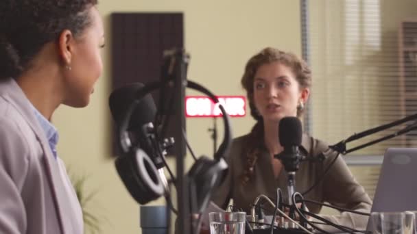 Pas Góry Młodej Białej Kobiety Prowadzącej Radio Zadając Bizneswoman Pytania — Wideo stockowe