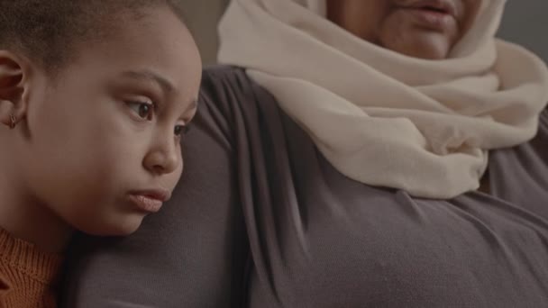 Yaşında Büyükannesiyle Birlikte Kilisede Ncil Okuyan Afrikalı Amerikalı Bir Kız — Stok video