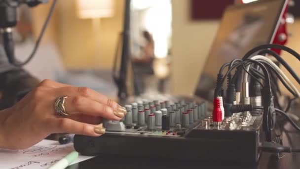 Closeup Hospedeira Rádio Feminina Irreconhecível Operando Console Transmissão Enquanto Vai — Vídeo de Stock