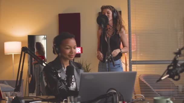 Zwei Unterschiedliche Junge Frauen Nehmen Mit Professionellem Equipment Song Tonstudio — Stockvideo