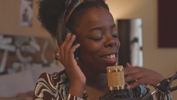 Junge Schwarze Frau Singt Live Mit Kopfhörern Während Sie Musik — Stockvideo