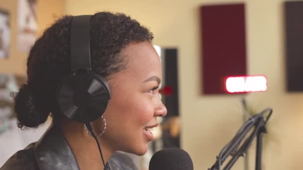 Średnie Zbliżenie Młodego Biracial Gospodyni Radiowej Uśmiecha Się Podczas Rozmowy — Wideo stockowe