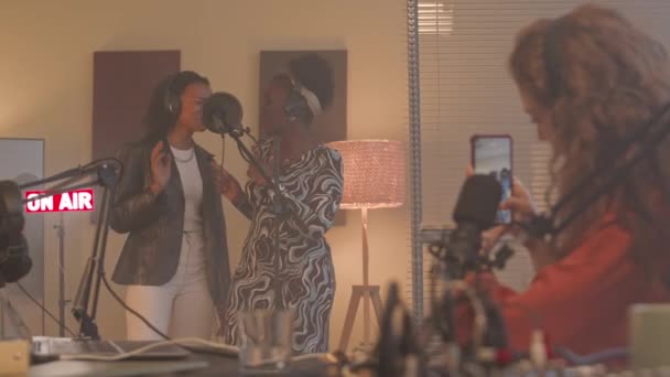 Twee Jonge Black Vrouwen Zingen Live Mic Terwijl Hun Nieuwe — Stockvideo