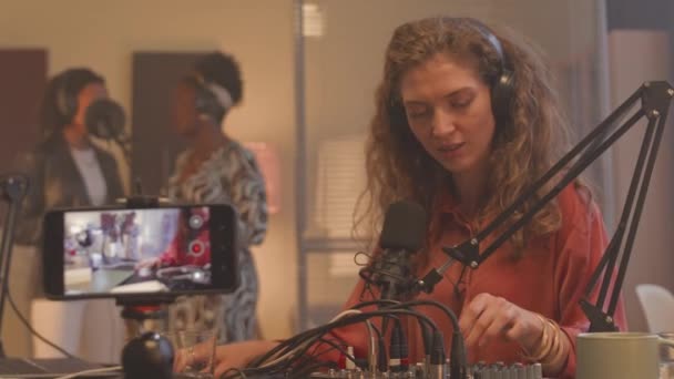 Joven Productora Música Femenina Ajustando Sonido Tablero Mezclas Mientras Graba — Vídeos de Stock