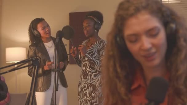 年轻多样的女声三重唱在专业录音室录制新歌 — 图库视频影像