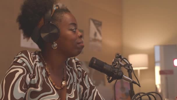 Junge Afroamerikanerin Spricht Mikrofon Während Sie Live Auf Sendung Sendestudio — Stockvideo