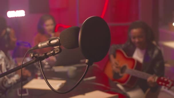 Zwarte Vrouwelijke Muziek Duet Live Optreden Lucht Radiostudio Met Professionele — Stockvideo