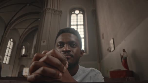 Грудь Молодого Чернокожего Человека Сидящего Деревянной Скамейке Церкви Молящегося Богу — стоковое видео