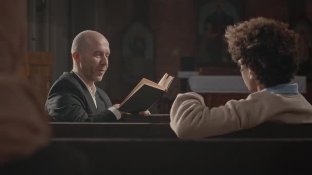 Orta Yaşlı Kafkas Kafalı Elinde Ncil Olan Bir Rahip Katolik — Stok video