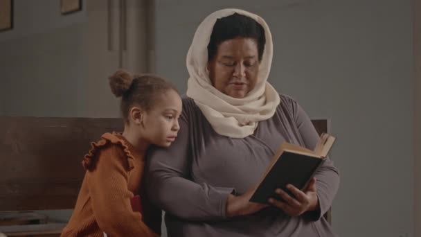 Mediana Toma Mujer Adulta Afroamericana Leyendo Biblia Nieta Sentada Banquillo — Vídeos de Stock