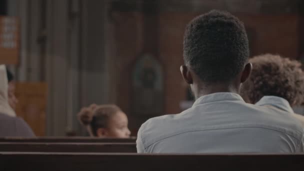 Pandangan Kembali Terhadap Jemaat Jemaat Multietnis Yang Duduk Berurutan Bangku — Stok Video