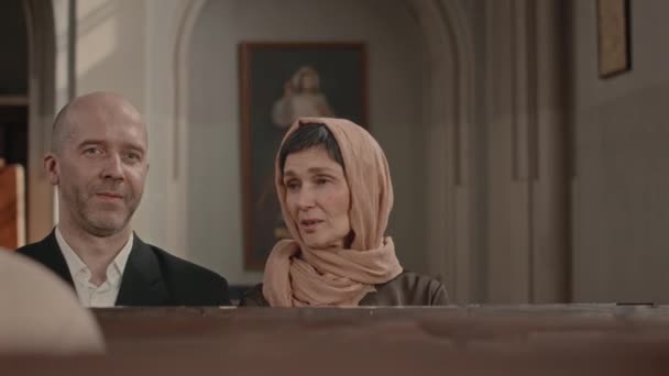 Mellkasi Felvétel Középkorú Kaukázusi Házaspárról Akik Vallási Istentisztelet Alatt Beszélgetnek — Stock videók