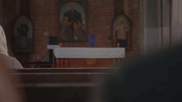 Обратный Вид Прихожан Ожидающих Начала Мессы Деревянных Скамейках Католической Церкви — стоковое видео