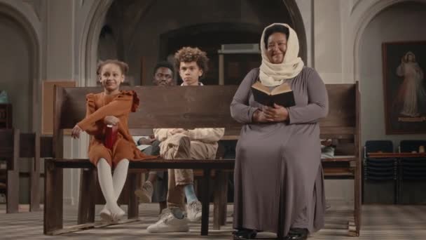 Largometraje Completo Personas Multiétnicas Que Asisten Servicio Iglesia Domingo Sentados — Vídeos de Stock