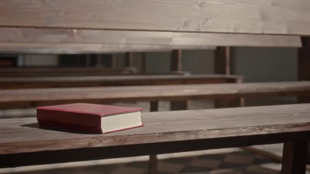 Nikdo Nestřílel Bible Sluncem Zalité Dřevěné Lavičce Katolické Církvi — Stock video