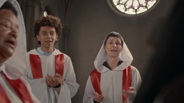 Πολυεθνικά Μέλη Της Χριστιανικής Εκκλησιαστικής Χορωδίας Που Φορούν Λευκά Φορέματα — Αρχείο Βίντεο