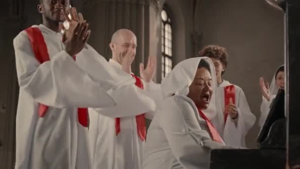 Coro Igreja Multiétnica Vestindo Longos Vestidos Brancos Fazendo Desempenho Igreja — Vídeo de Stock