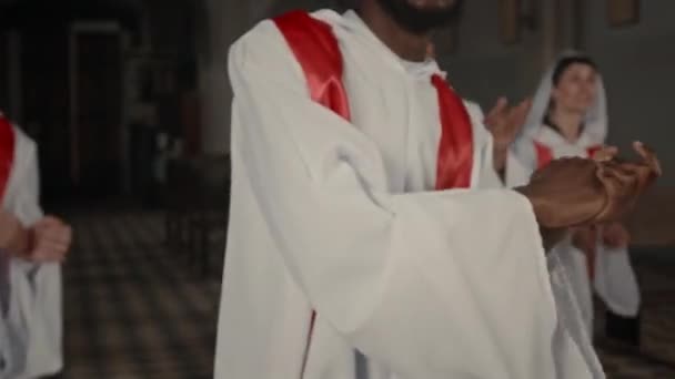 身着白色长袍的教会唱诗班成员在表演中跳舞和唱歌的剪影 — 图库视频影像