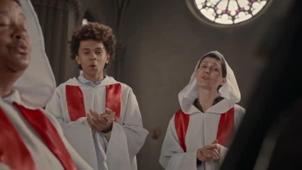 Různí Členové Církevního Sboru Bílých Šatech Zpívající Píseň Společně Uvnitř — Stock video