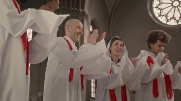 Wielorasowi Członkowie Chóru Kościelnego Długiej Białej Sukni Klaszczą Śpiewają Kościele — Wideo stockowe