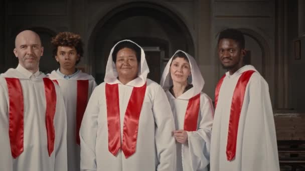 Zoom Retrato Coro Igreja Multiétnica Vestidos Brancos Longos Sorrindo Para — Vídeo de Stock