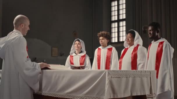 중세의 대머리는 가톨릭 교회에서 하나님을 찬양하는 코카서스 지휘자와 합창단의 다양한 — 비디오