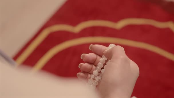Evdeki Kırmızı Halıda Dua Ederken Elinde Dua Boncukları Tutan Tanınmayan — Stok video