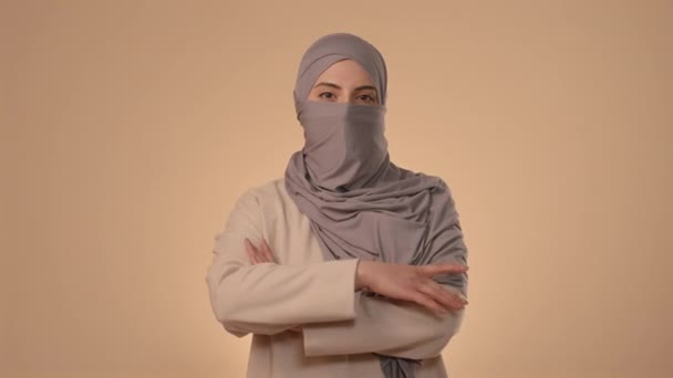 Medium Studio Portrait Young Muslim Woman Niqab Posing Camera Hands — Stock Video
