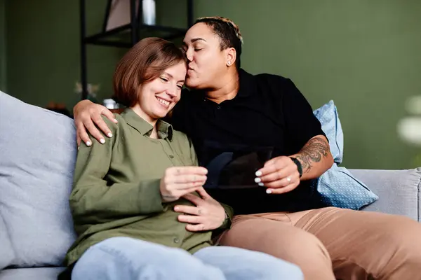 幸せなゲイカップルの肖像画 妊娠中の若い女性 赤ちゃんの超音波画像を見て 同じ性別家族 — ストック写真