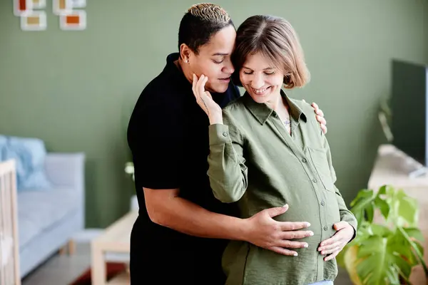 Retrato Cintura Hacia Arriba Feliz Pareja Lesbiana Esperando Bebé Abrazándose — Foto de Stock