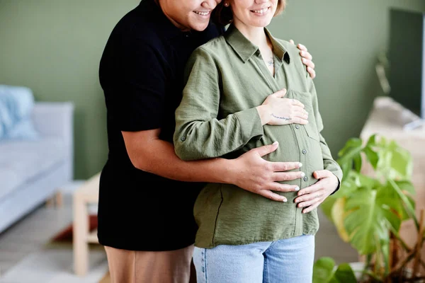 一对快乐的女同性恋夫妇抱着孩子 手拉着怀孕的肚子 拍了张照片 复制了空间 — 图库照片