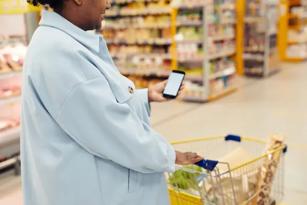 Close Black Woman Buying Groceries Supermarket Using Smartphone Copy Space — Stock Photo, Image