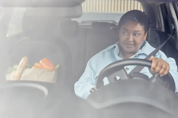 Achter Glas Uitzicht Zwarte Vrouw Rijden Auto Met Veiligheidsgordel Het — Stockfoto