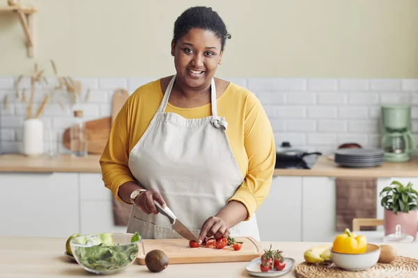 Waist Portrait Young Black Woman Cooking Healthy Salad Kitchen Cutting — Stock Photo, Image