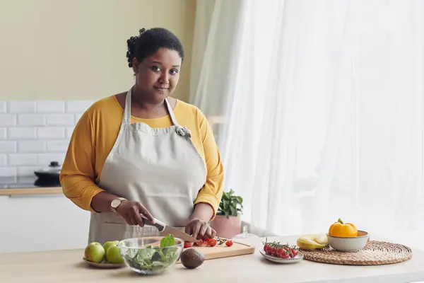 Porträt Einer Jungen Schwarzen Frau Die Der Küche Gesunden Salat — Stockfoto