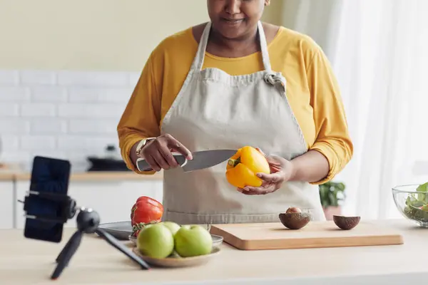 キッチンで健康的な食事を調理し スマートフォンでビデオを録画する若い黒人女性のクロップショット コピースペース — ストック写真