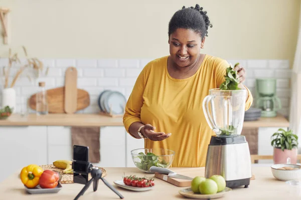 キッチンで健康的な食事をしながらブレンダーを使った笑顔の黒人女性の肖像画 調理ビデオ コピースペース — ストック写真