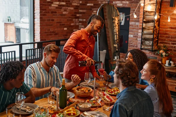 Tibio Tonificado Disparo Diverso Grupo Amigos Disfrutando Cena Fiesta Cabina — Foto de Stock