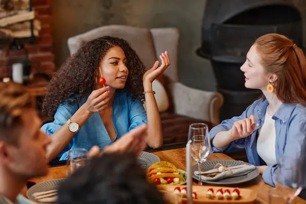 Retrato Una Joven Mujer Negra Hablando Con Amigos Mesa Durante — Foto de Stock