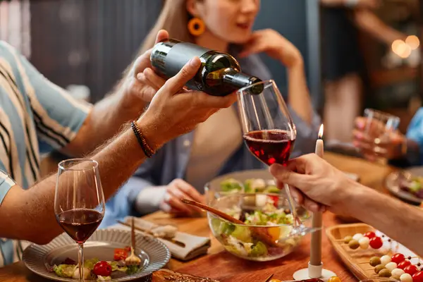 Close Van Man Gieten Wijn Glas Tijdens Het Diner Partij — Stockfoto