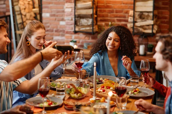 在温暖舒适的环境中与朋友们共进午餐时 黑人年轻女子正在品酒的画像 — 图库照片