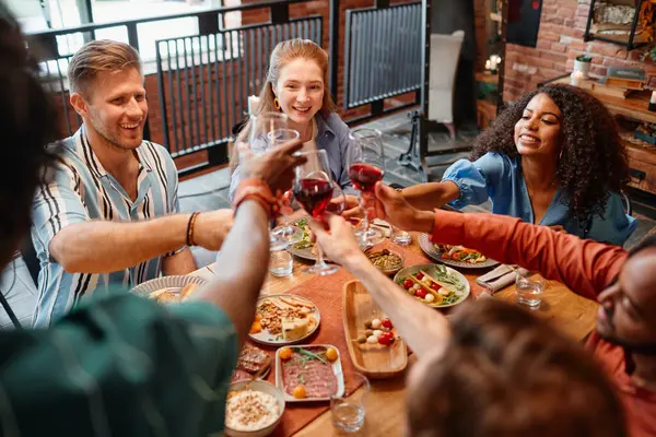 Olika Grupper Ungdomar Skålar Med Vinglas Samtidigt Som Firar Middagsbjudningen — Stockfoto