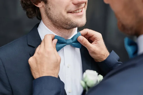 Close Van Glimlachende Jonge Man Vaststelling Bruidegom Strikje Tijdens Huwelijksceremonie — Stockfoto