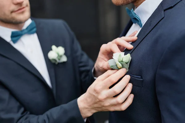 Close Sorrir Jovem Fixando Noivos Boutonniere Durante Cerimônia Casamento Conceito — Fotografia de Stock