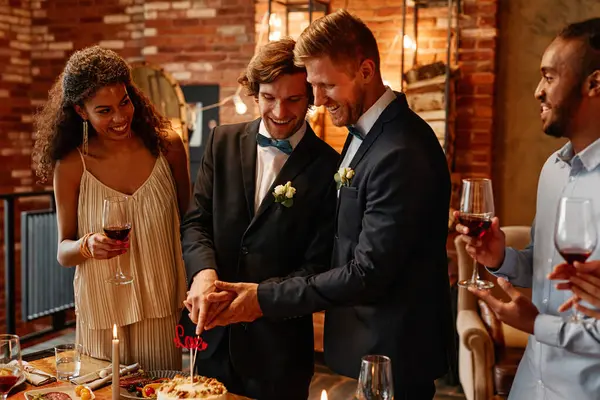 Portret Van Jong Gay Paar Snijden Taart Samen Tijdens Bruiloft — Stockfoto