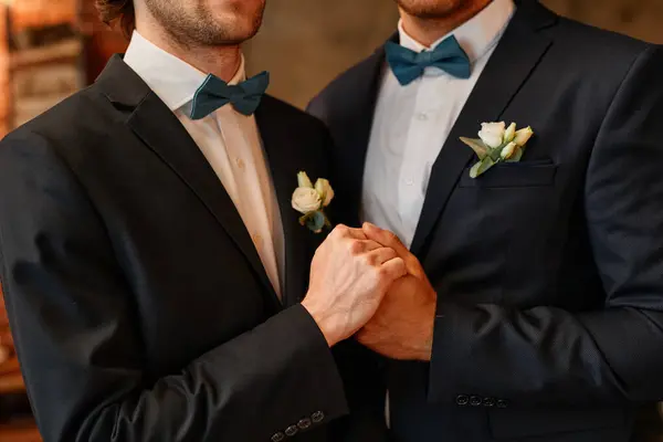 Close Van Man Gay Paar Holding Handen Tijdens Bruiloft Ceremonie — Stockfoto